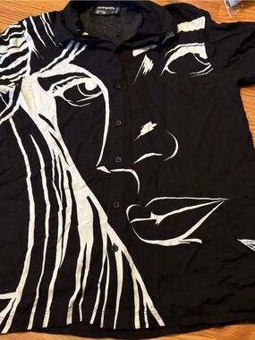Vitriol Close-Up Black Short Sleeve Button Up Shirt medium